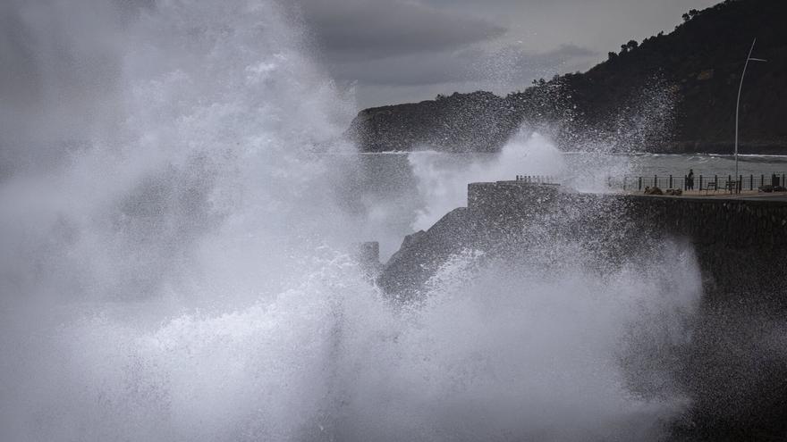 El Paseo Nuevo de Donostia se cerrará hasta el miércoles por el fuerte oleaje