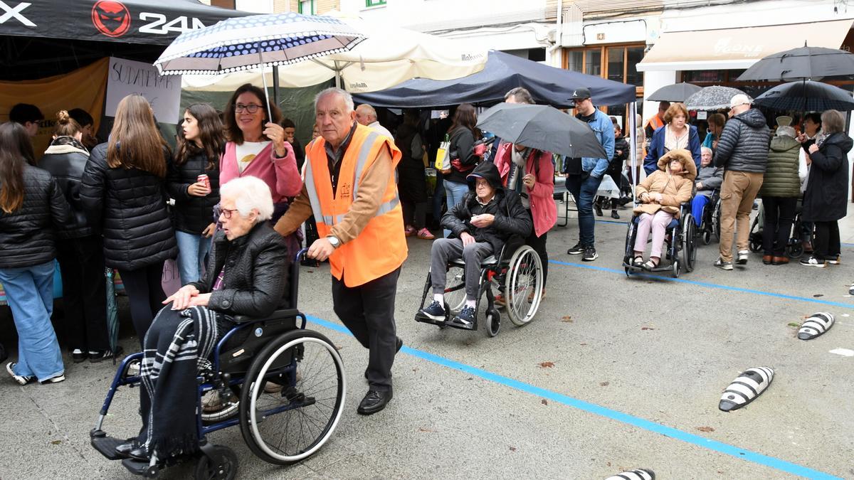 Residentes de la Residencia San José de Bera paseando en el último Lurraren Eguna