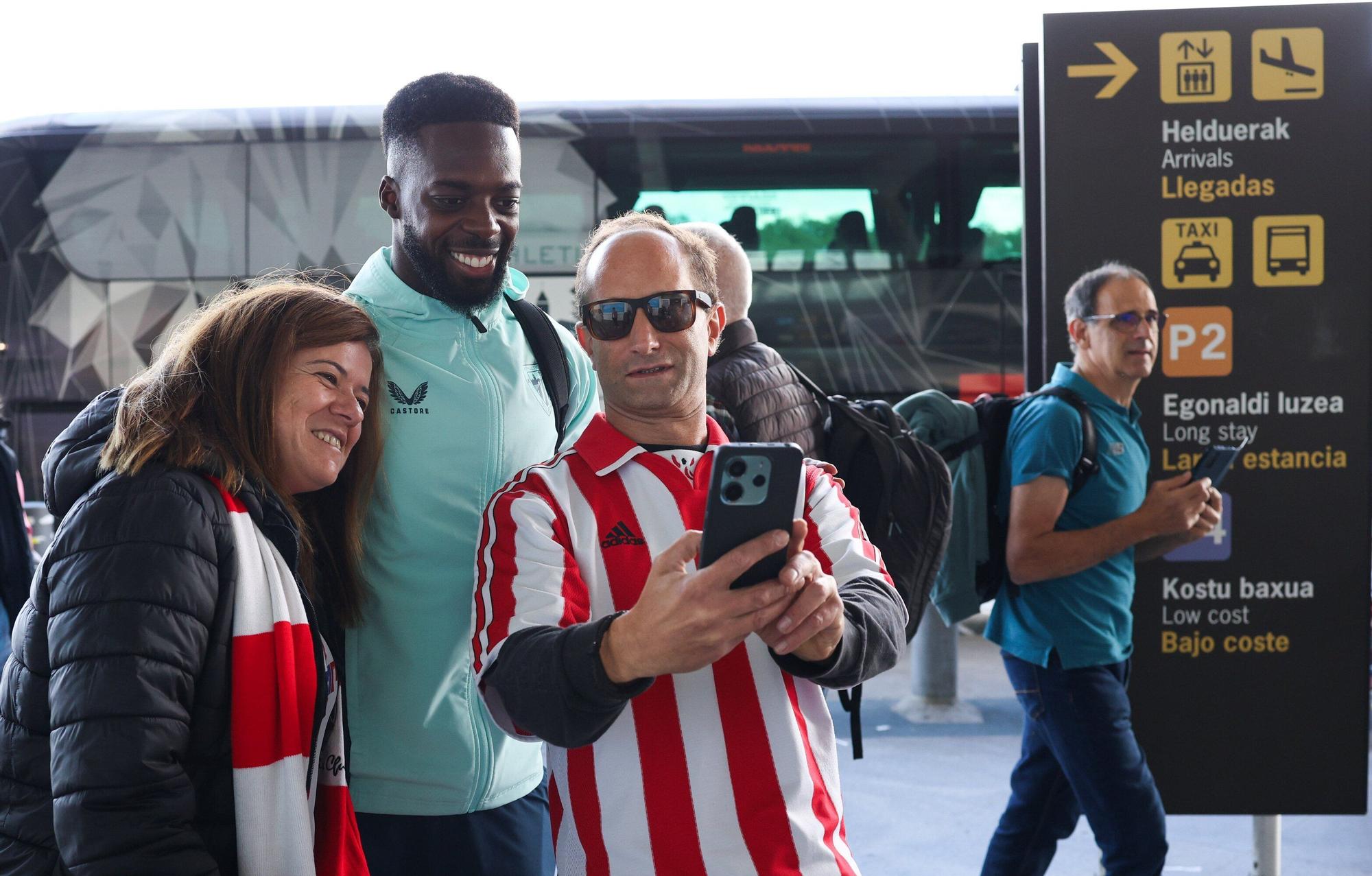 Aficionados del Athletic en el aeropuerto de Bilbao antes de viajar a Dortmund