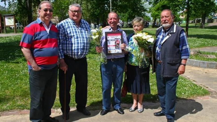 Miembros de la asociación de jubilados de Urduliz Beti Lagunak acompañan a Gorritxu y su mujer a quienes hicieron entrega de diversos reconocimientos por su trayectoria deportiva.