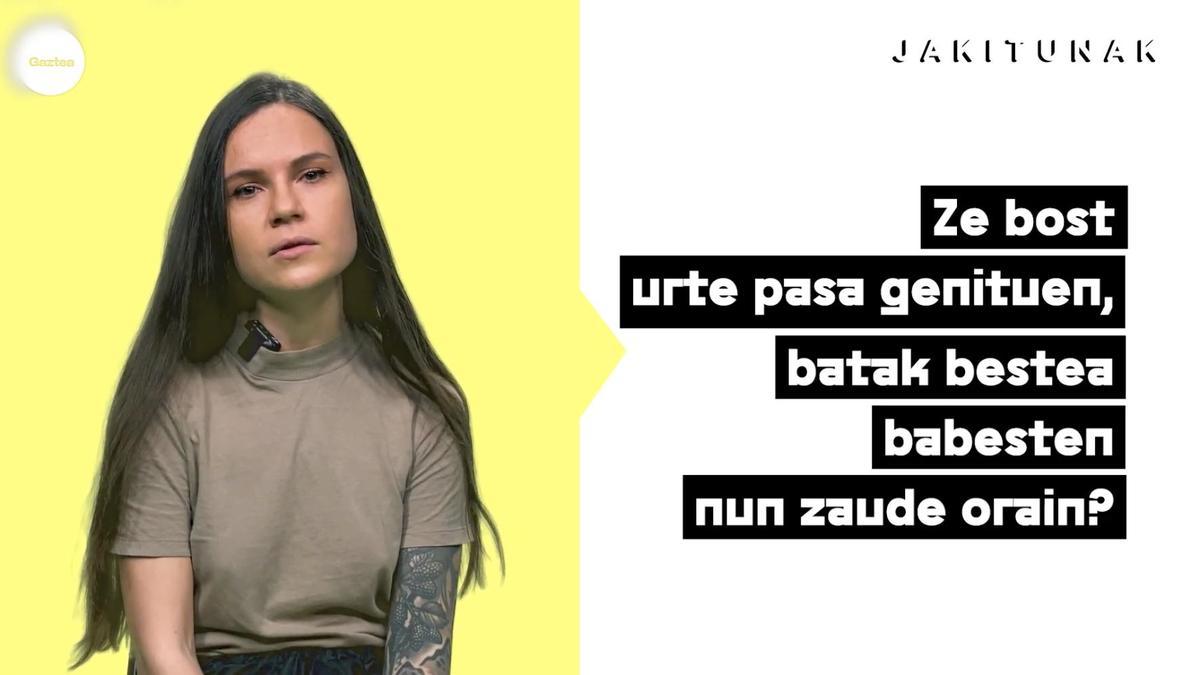 Sara Zozaya, Gazteako ‘Jakitunak’ tartean ‘Caravan’ abestia azaltzen.