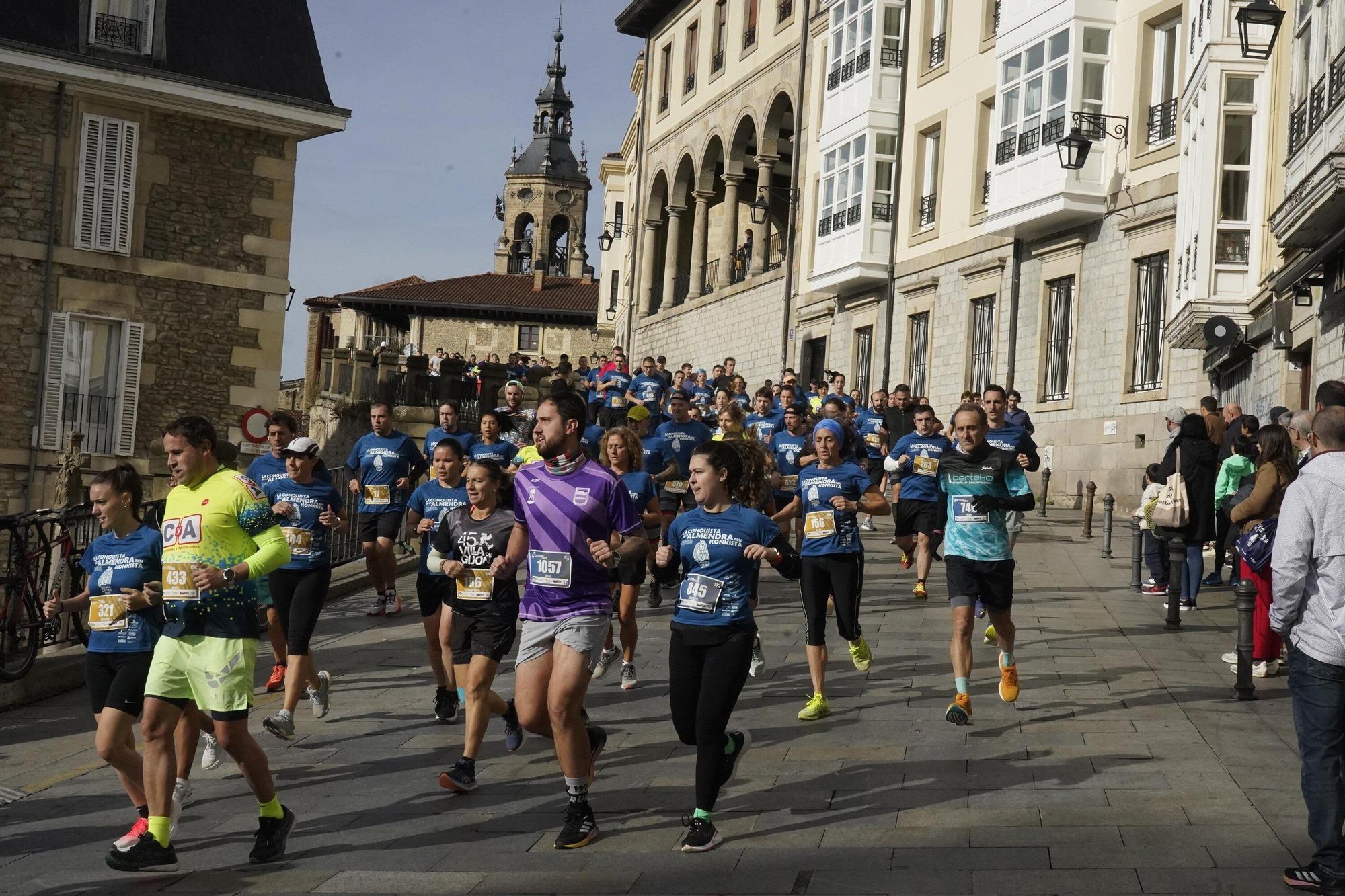 En imágenes: Miles de personas conquistan la Almendra de Gasteiz