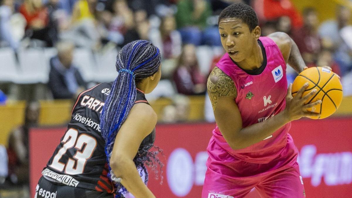 Toussaint controla el balón en el último partido liguero en Girona