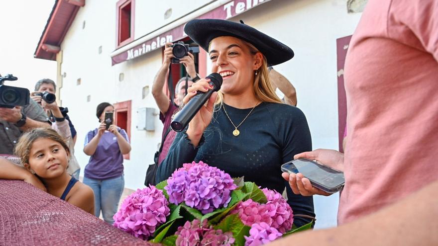 Zumaia rinde un emocionante homenaje a la campeona del mundo Janire Gonzalez Etxabarri