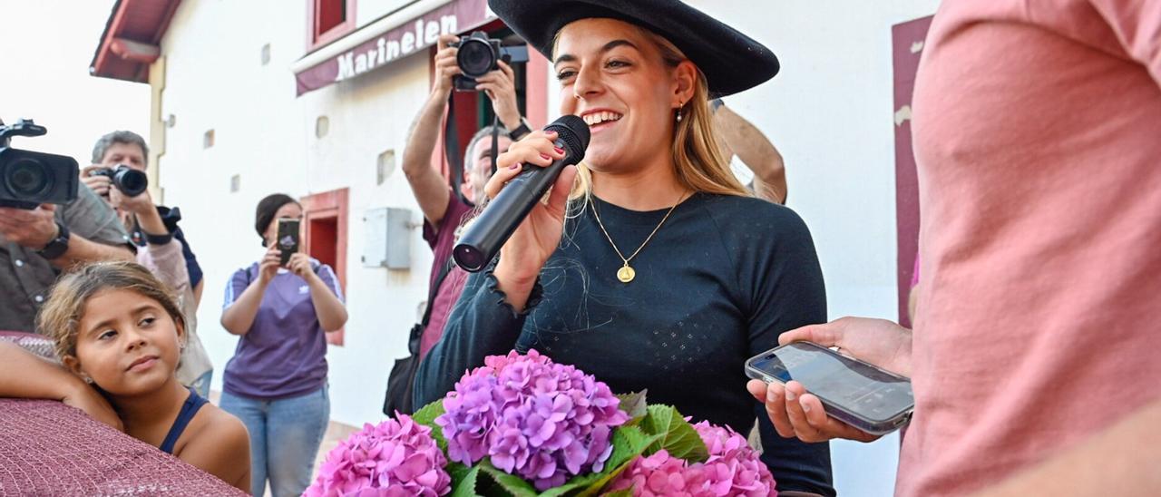 Zumaia rinde un emocionante homenaje a la campeona del mundo Janire Gonzalez Etxabarri