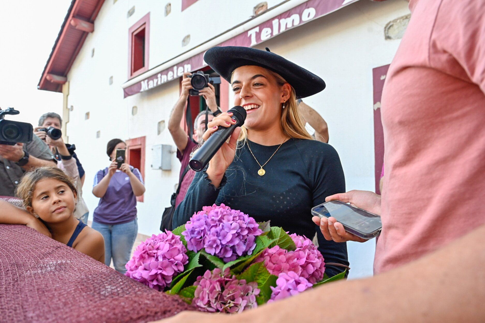 Zumaia rinde un emocionante homenaje a la campeona del mundo Janire Gonzalez Etxabarri