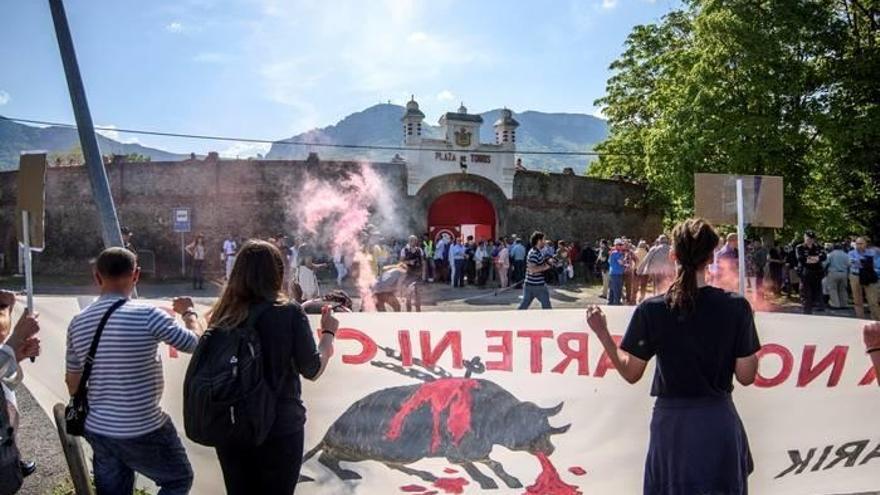 Alrededor de una veintena de personas convocadas por el colectivo antitaurino, durante la manifestación que ha tenido lugar en Orduña, donde se ha celebrado una jornada en recuerdo Iván Fandiño.