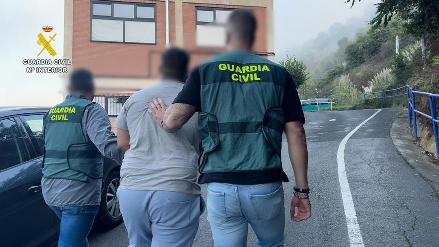 18 detenidos en Bizkaia por aislar a un octogenario de su familia para estafar a través de Internet