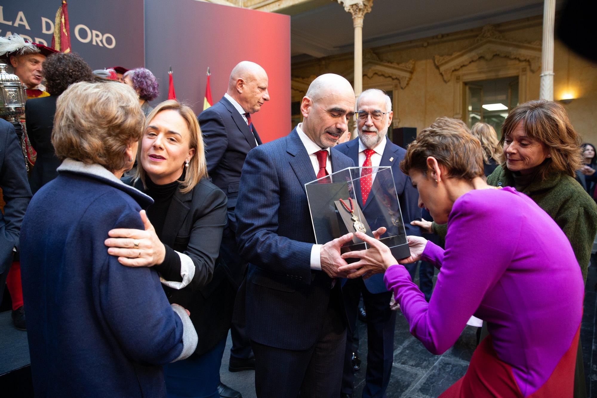 Fotos de la entrega de la Medalla de Oro de Navarra a Manuel Torres a título póstumo