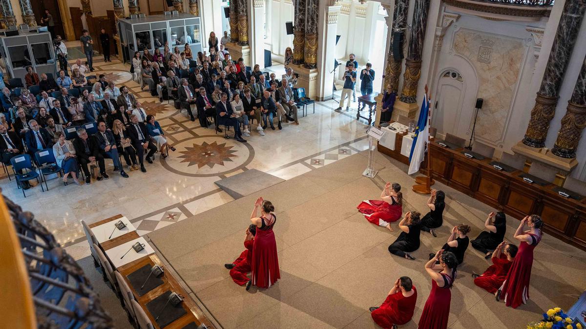 Los asistentes a la Asamblea disfrutan de una actuación de Verdini Dantza Taldea