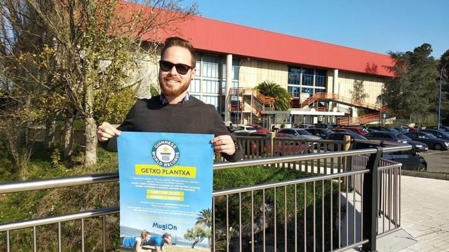 Mikel Rodríguez, presidente de la asociación Mugion Getxo, con el cartel que anuncia el reto del sábado en Fadura. Mikel Rodríguez, presidente de la asociación Mugion Getxo, con el cartel que anuncia el reto del sábado en Fadura.