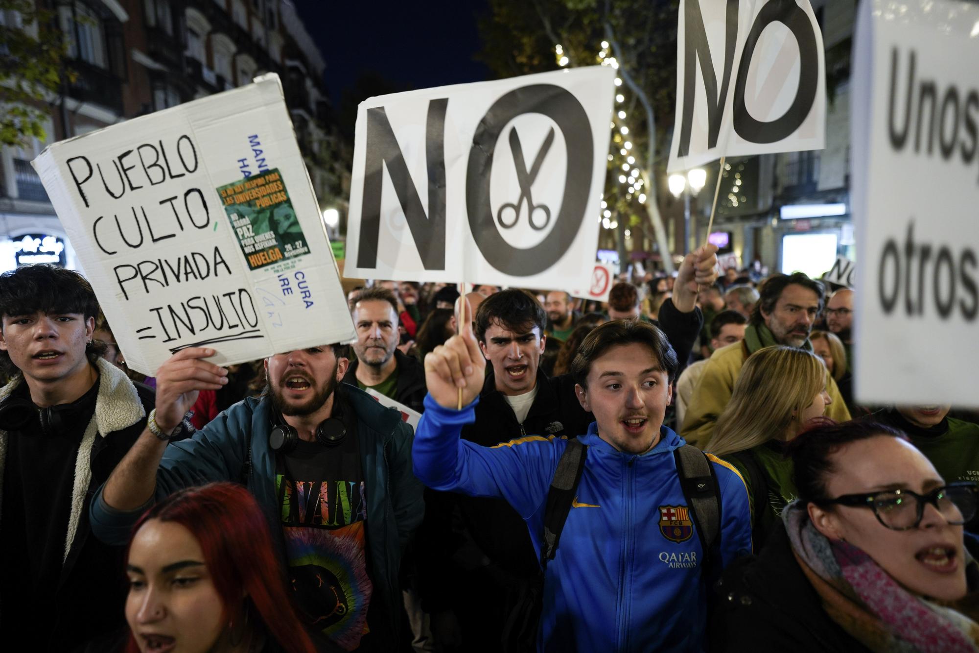 En imágenes: Miles de personas se manifiestan en Madrid contra la "asfixia" de las universidades públicas: "Ayuso privatiza, la uni agoniza"
