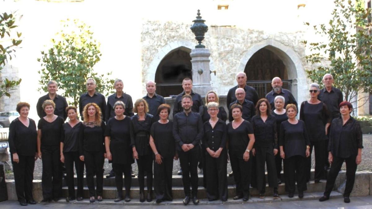 El coro Aitzuri de Deba posa en frente de la parroquia de Santa María la Real, escenario del concierto del sábado.