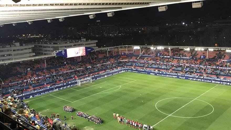 Inicio del encuentro entre Osasuna y Nástic en el Sadar.