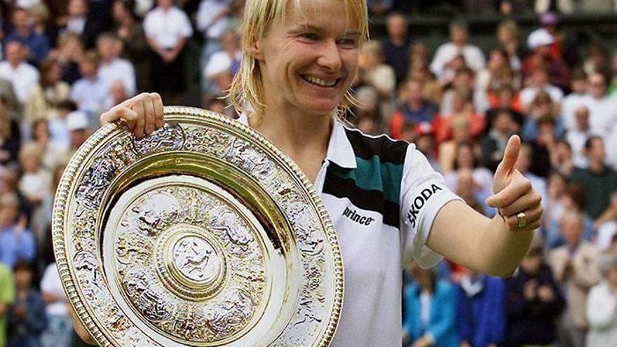 Imagen de archivo de Jana Novotna con el trofeo de Wimbledon que consiguió en 1998.