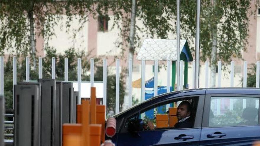 Un coche, en el peaje de Ermua.