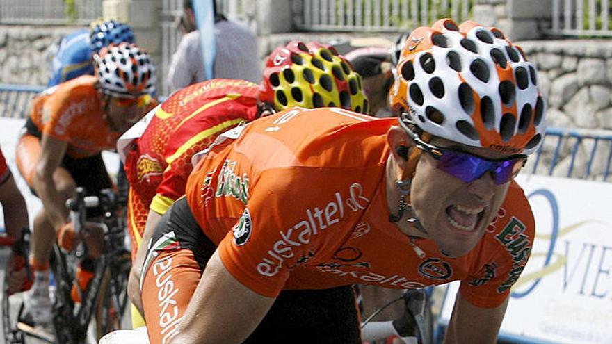 Urtasun, iniciando el sprint que le otorgó el triunfo en la primera etapa de la Vuelta a Asturias.