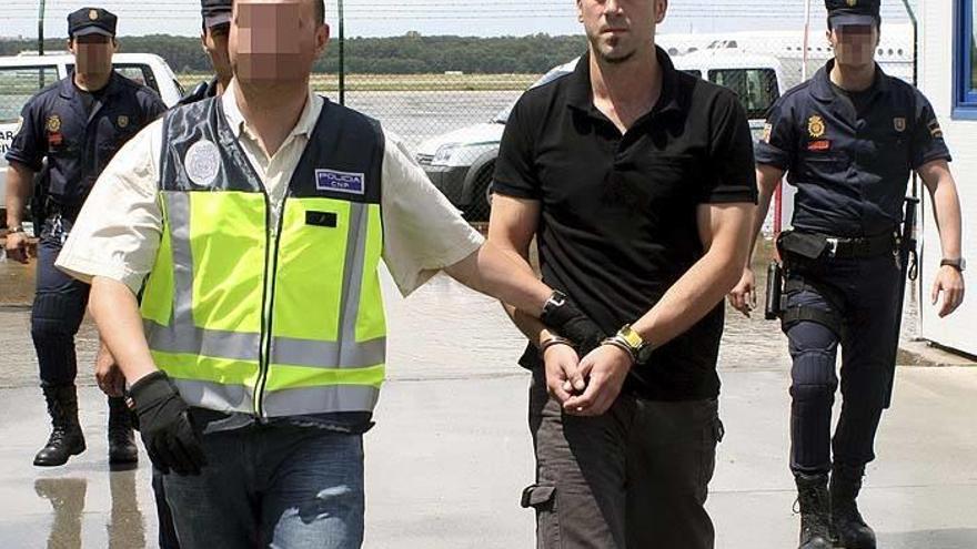 Agentes de la Policía Nacional trasladan a &#039;Txeroki&#039;.