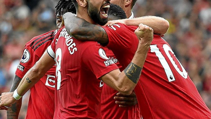 Bruno Fernandes celebra el 3-1 de Rashford (semi tapado) con la grada de Old Trafford.  | FOTO: EFE