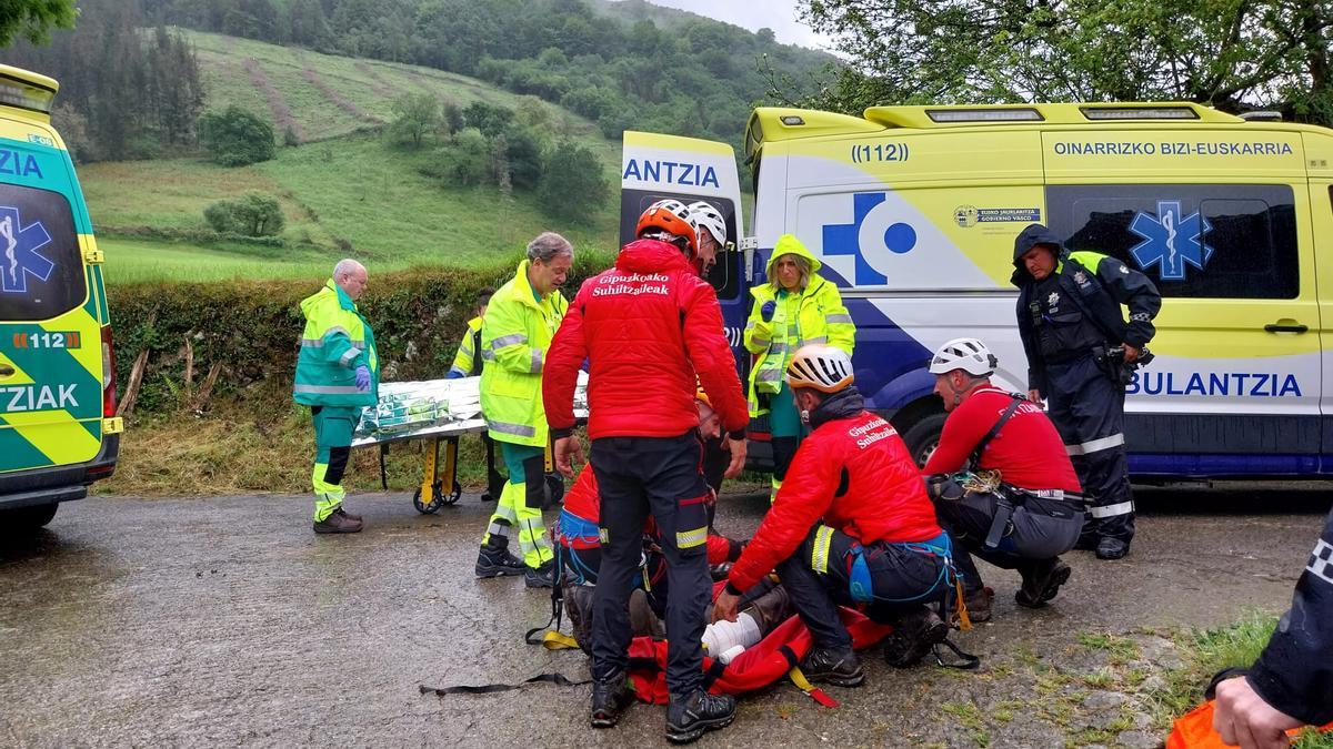 Bomberos de Gipuzkoa y sanitarios atendiendo a la mujer antes de ser trasladada al Hospital Donostia