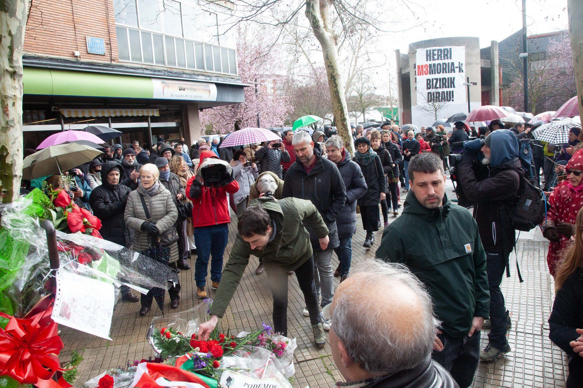 En imágenes: Homenaje en el monolito antes de la manifestación del 3 de Marzo en Vitoria