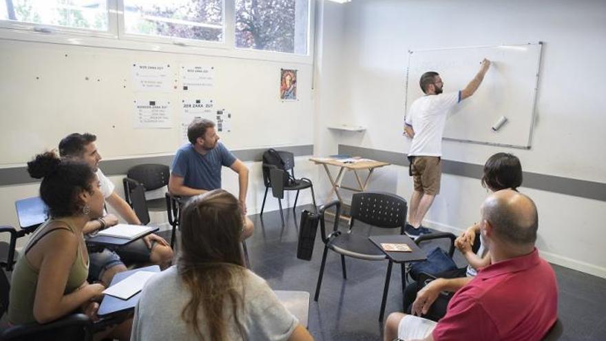 El Gobierno Vasco destina 2,5 millones al programa Lanhitz para reforzar el uso del euskera en el sector privado