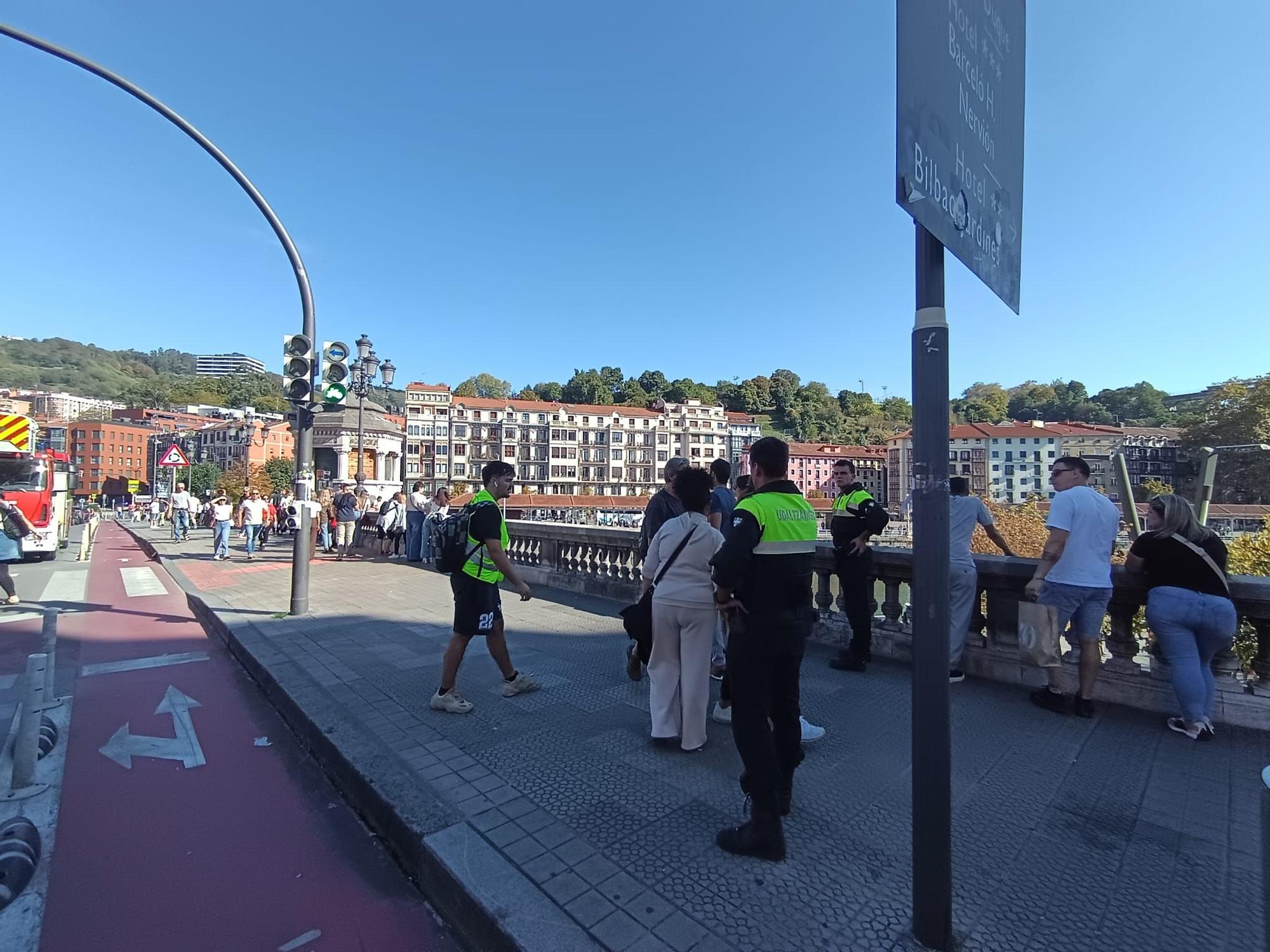En imágenes: rescatan a una persona en la ría de Bilbao