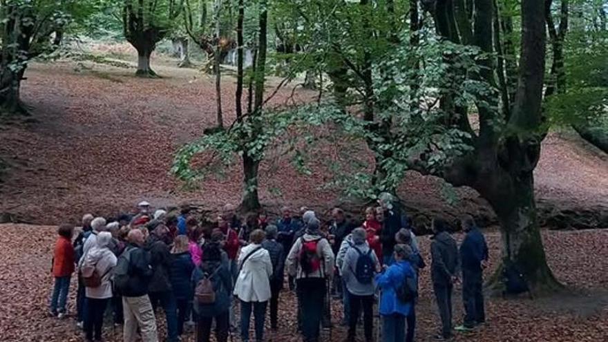 Iñaki realizando una visita guiada a un grupo de profesores madrileños.