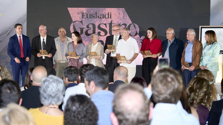 La cuadrilla de pioneros de la Nueva Cocina Vasca recibe el Premio Euskadi de Gastronomía