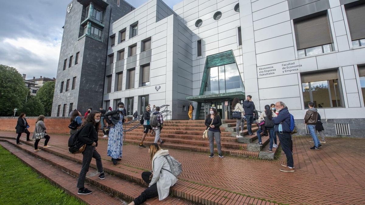 Exterior de una de las facultades de la UPV/EHU en Gipuzkoa