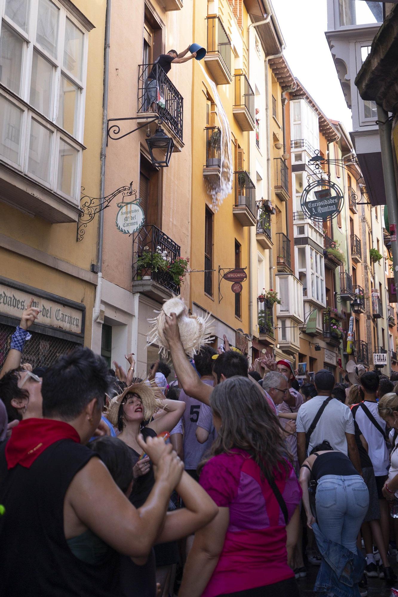 En imágenes: Vitoria sale a la calle a celebrar La Blanca tras el txupinazo