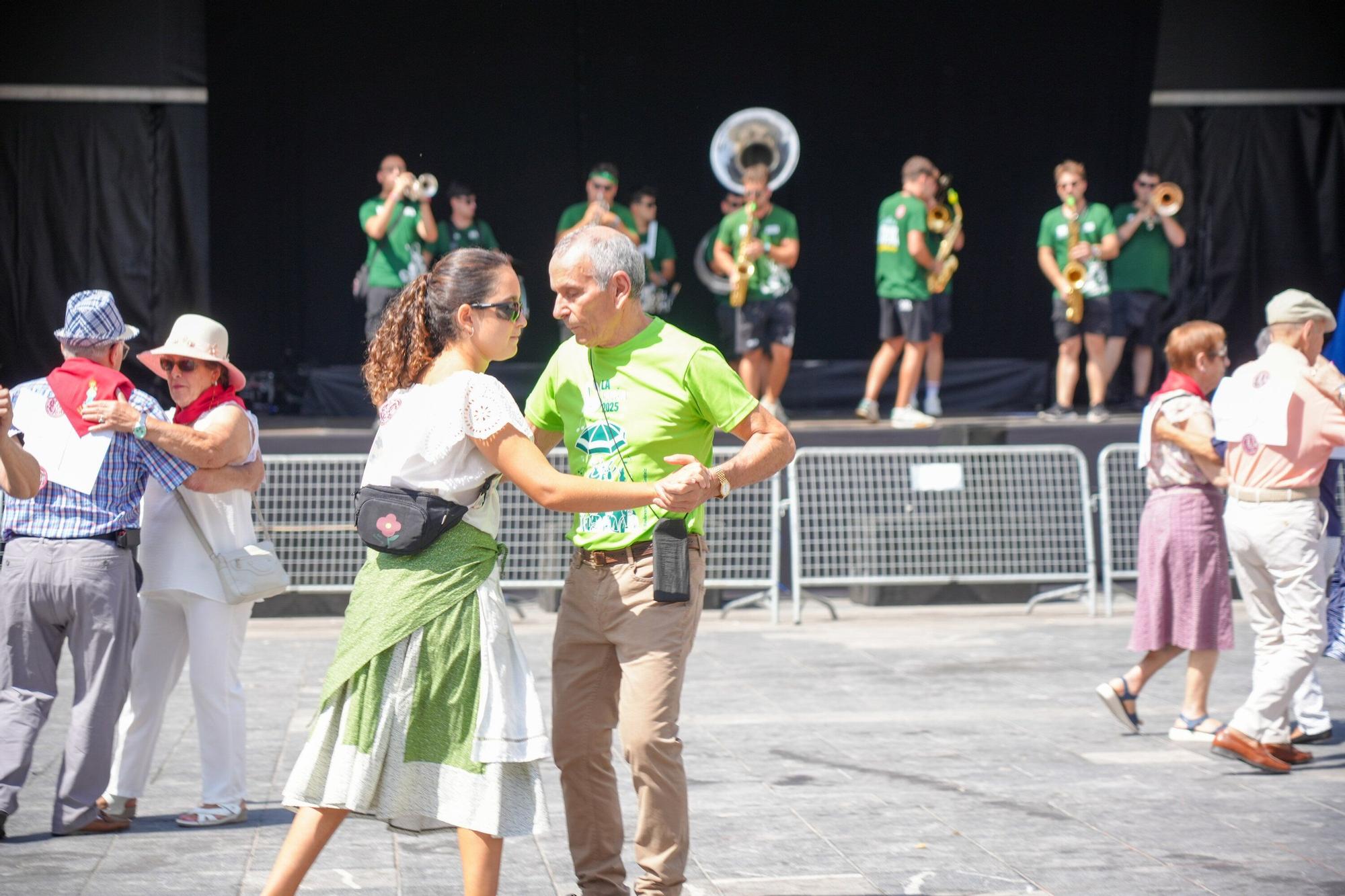 En imágenes: El meneíto veterano llena de bailables la plaza de la Provincia