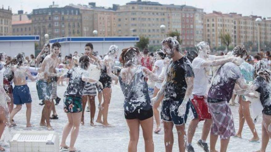 Una guerra de merengue, dulce apertura para el cuarto día festivo en Donostia