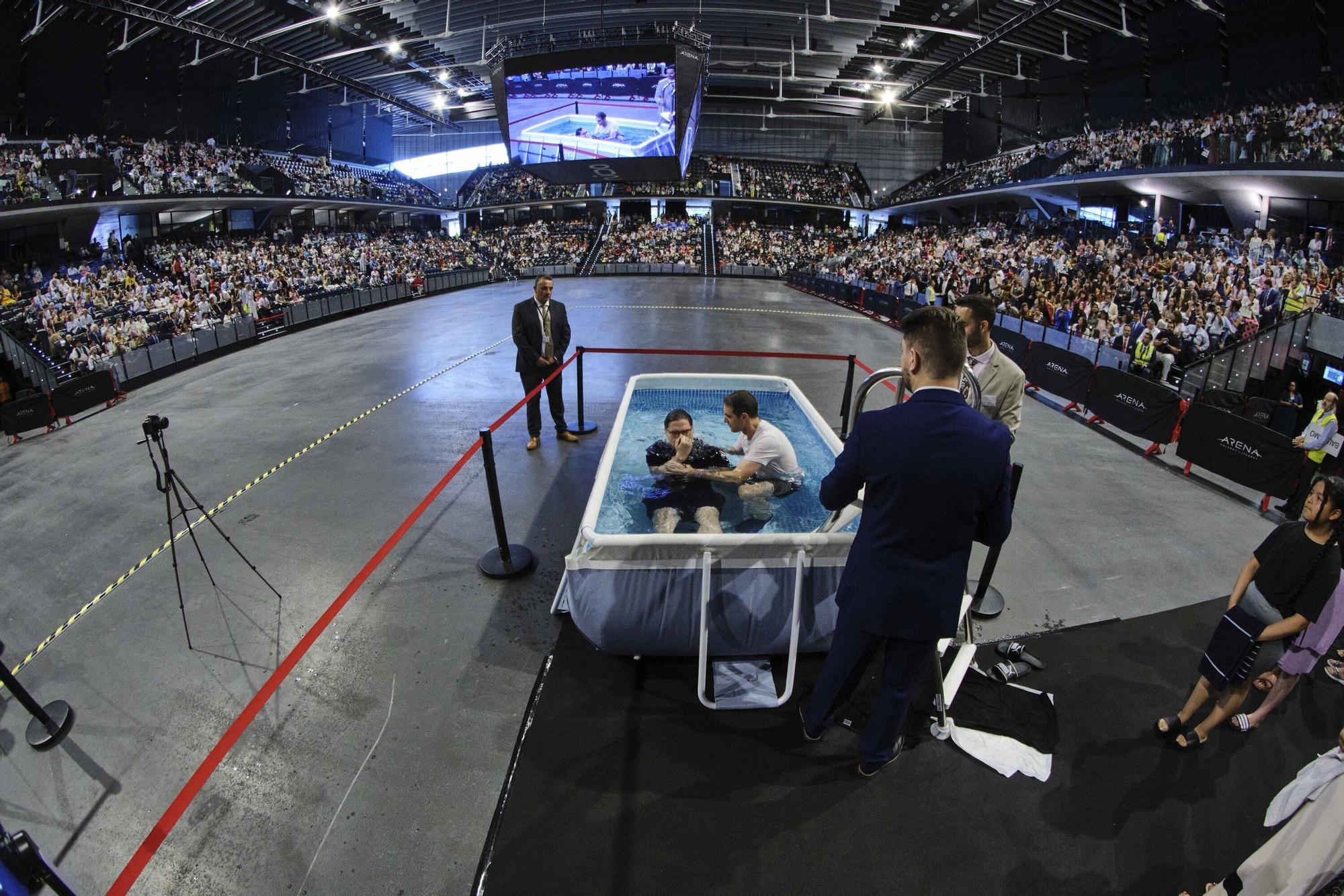48 bautizos de Testigos de Jehova en el Navarra Arena