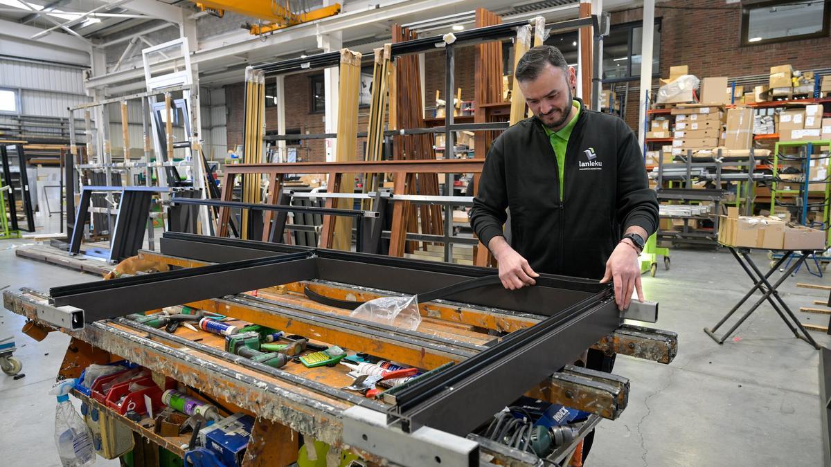 Una de las tareas de Iñaki es colocar las gomas en los marcos de las ventanas