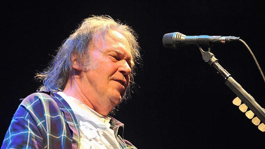 Neil Young durante un concierto.