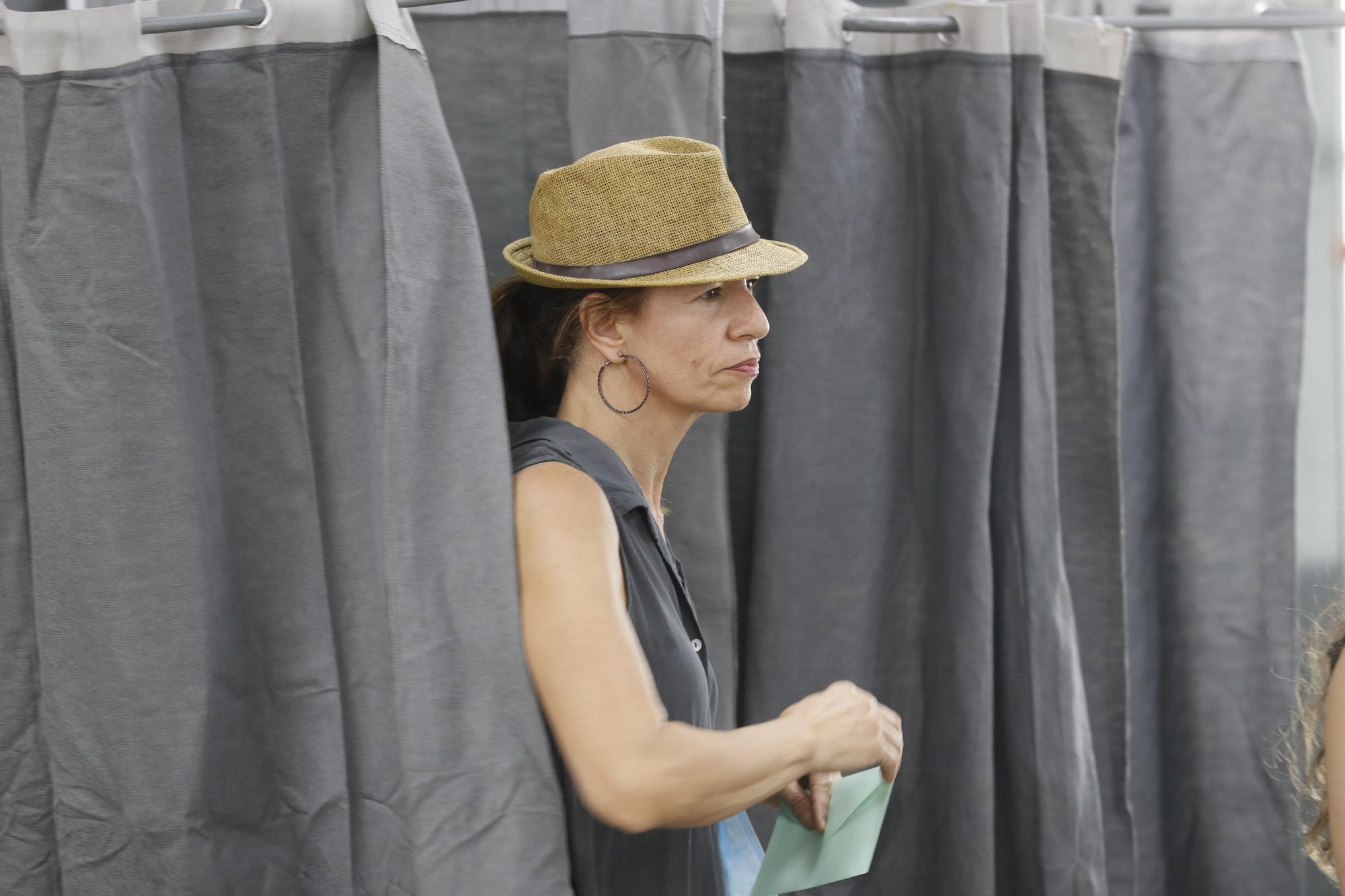 Abren los colegios electorales en Andalucía