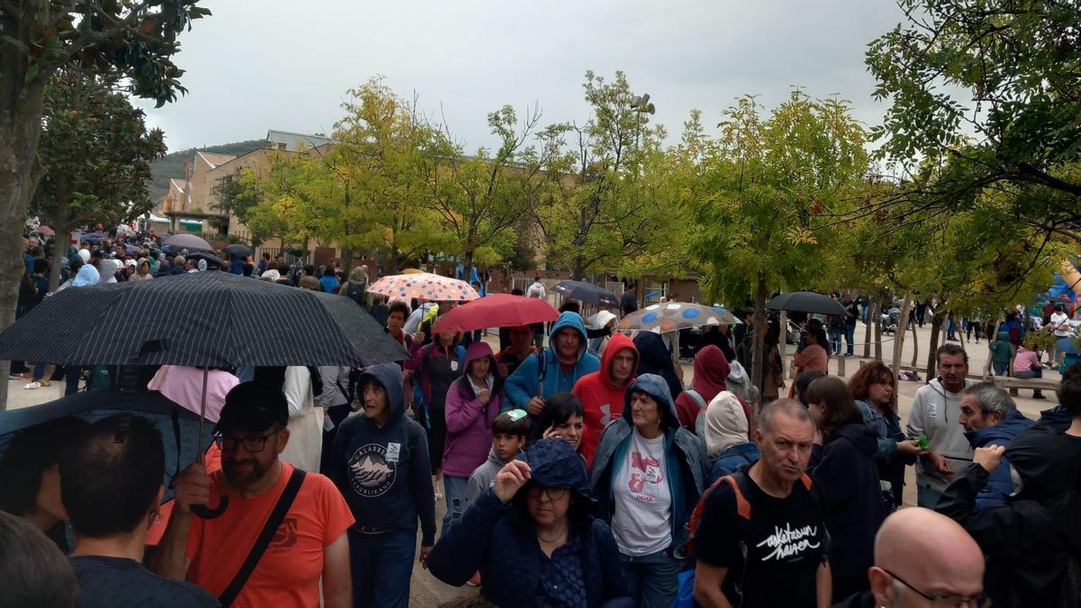 Comienzan a caer las primeras gotas de lluvia en Atarrabia. ¡Pero el buen ambiente sigue!