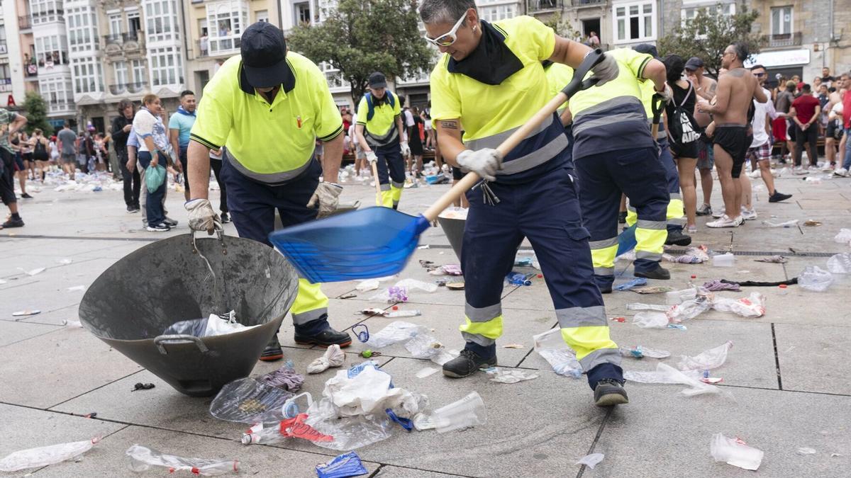 Tareas de limpieza en Vitoria, tras el txupinazo de fiestas.