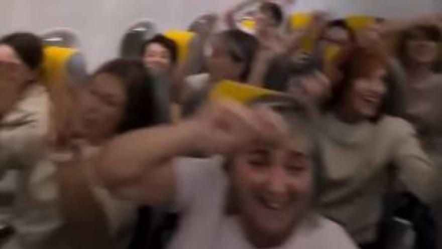 Un grupo de coristas canta &#039;Lau teilatu&#039; en un avión y los pasajeros reaccionan así