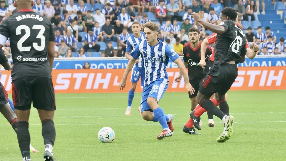 Denis Suárez trata de marcharse de Agoumé durante el Alavés-Sevilla del sábado.