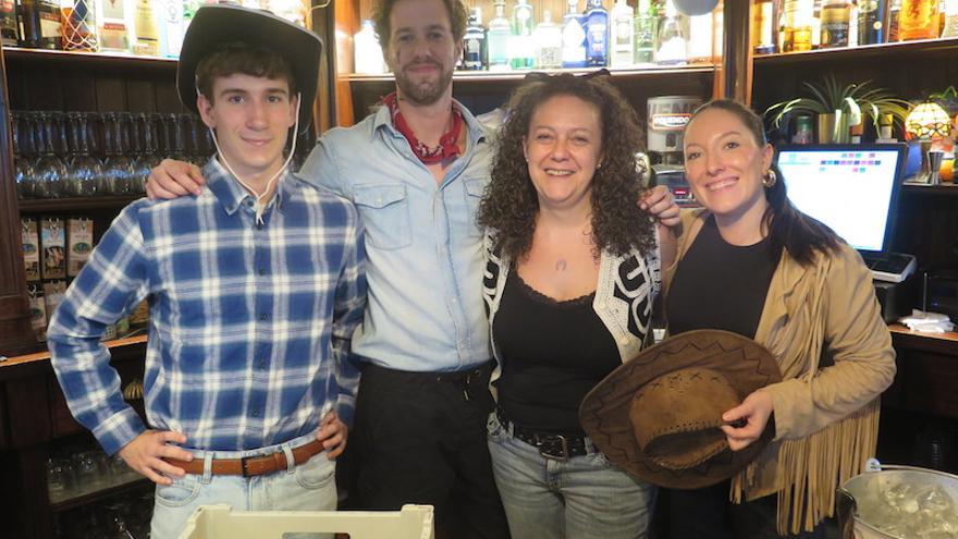 La fiesta de aniversario del bar Eire de Urretxu, en imágenes