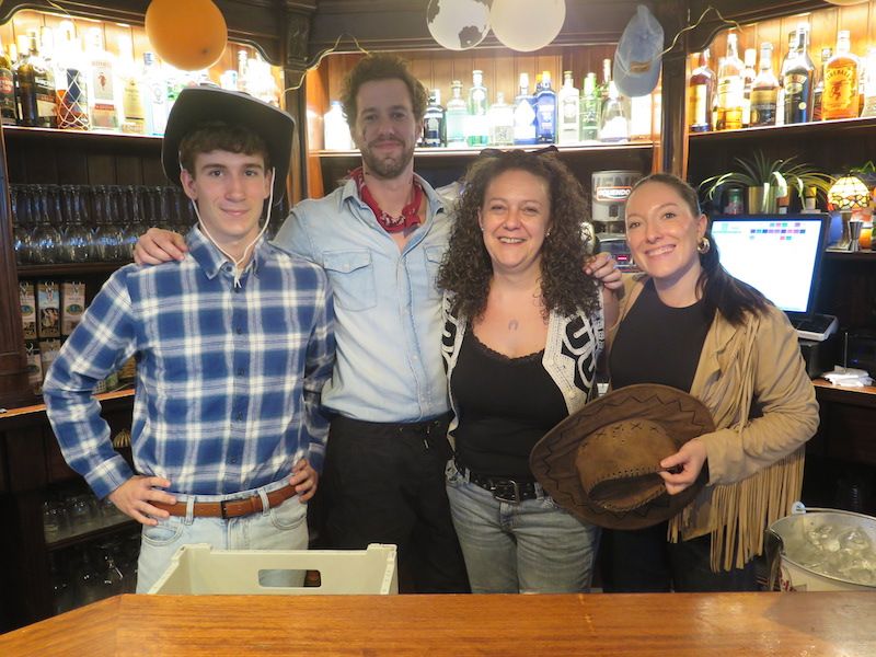 La fiesta de aniversario del bar Eire de Urretxu, en imágenes