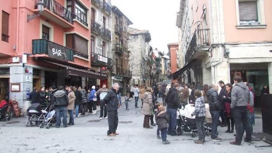 Imagen de la calle Mayor de Irun tomada un domingo a mediodía, con numeroso público consumiendo y charlando fuera de los locales de hostelería.