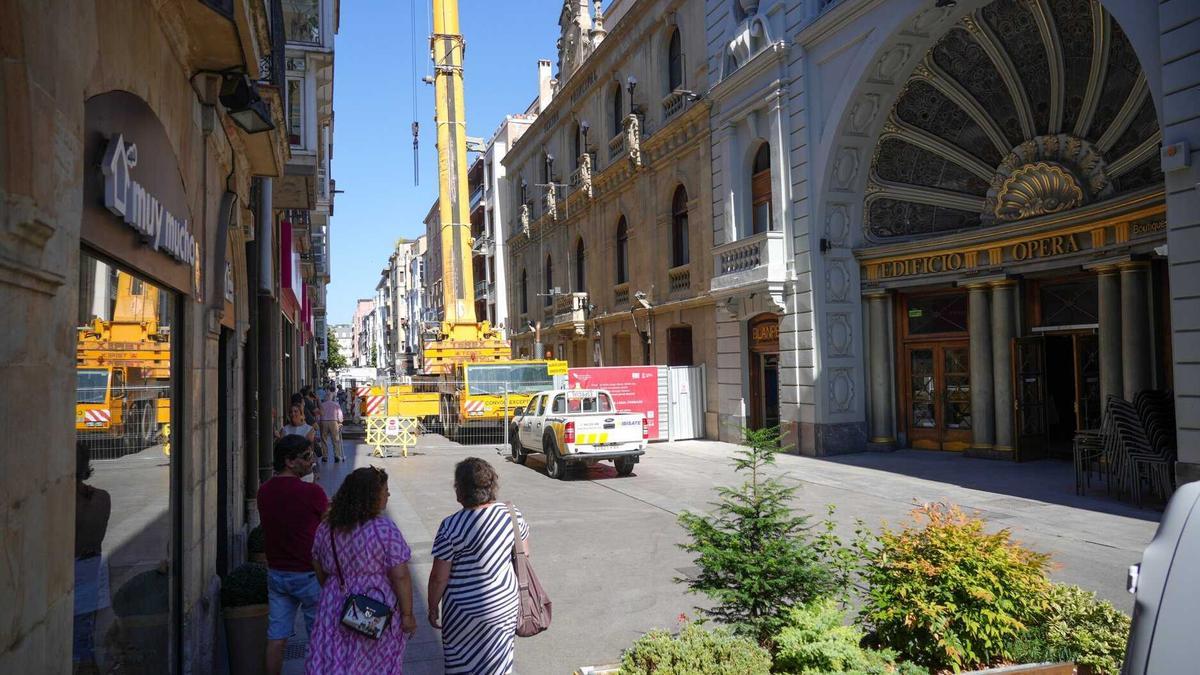 Instalación de una gran grúa en el exterior del teatro.