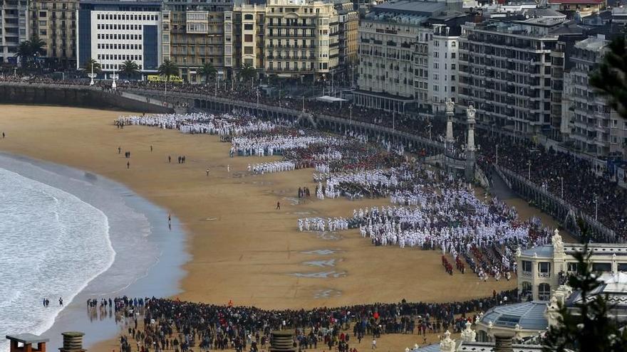 Vista del multitudinario encuentro con las tamborradas de la ciudad para llamar a la ciudadanía a participar en los actos de inauguración de la Capitalidad Cultural Europea San Sebastián 2016.