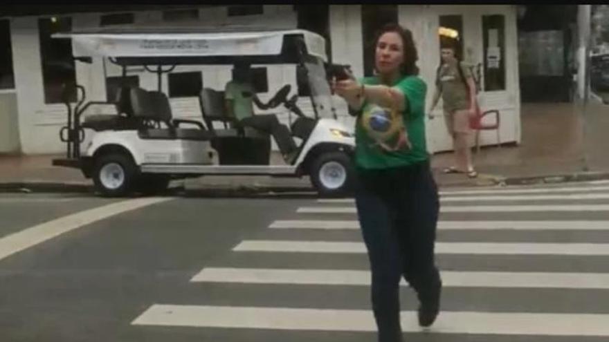 La diputada Carla Zambelli apuntando con un arma.