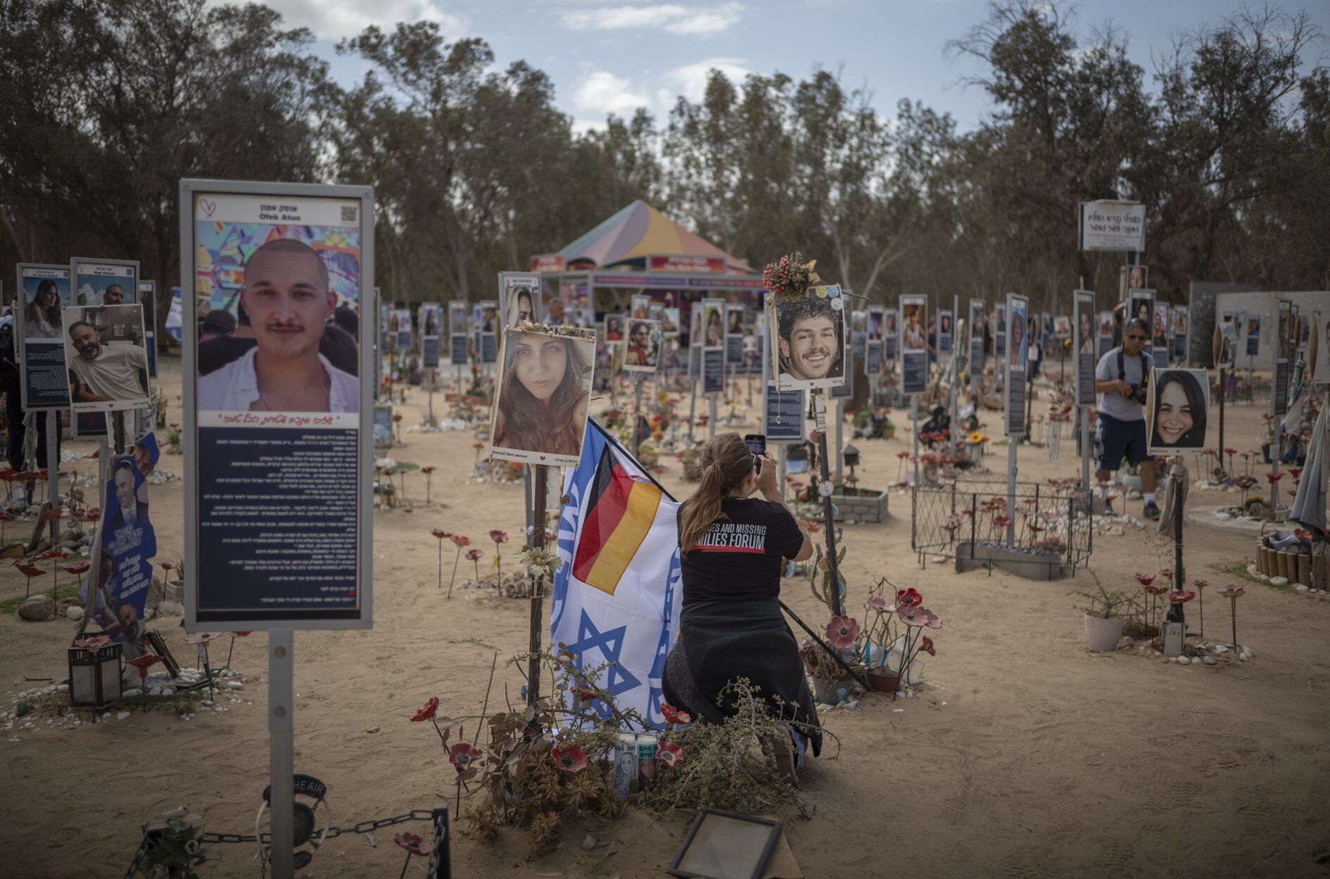 Familias israelíes visitan los monumentos conmemorativos en el recinto del festival de música Nova