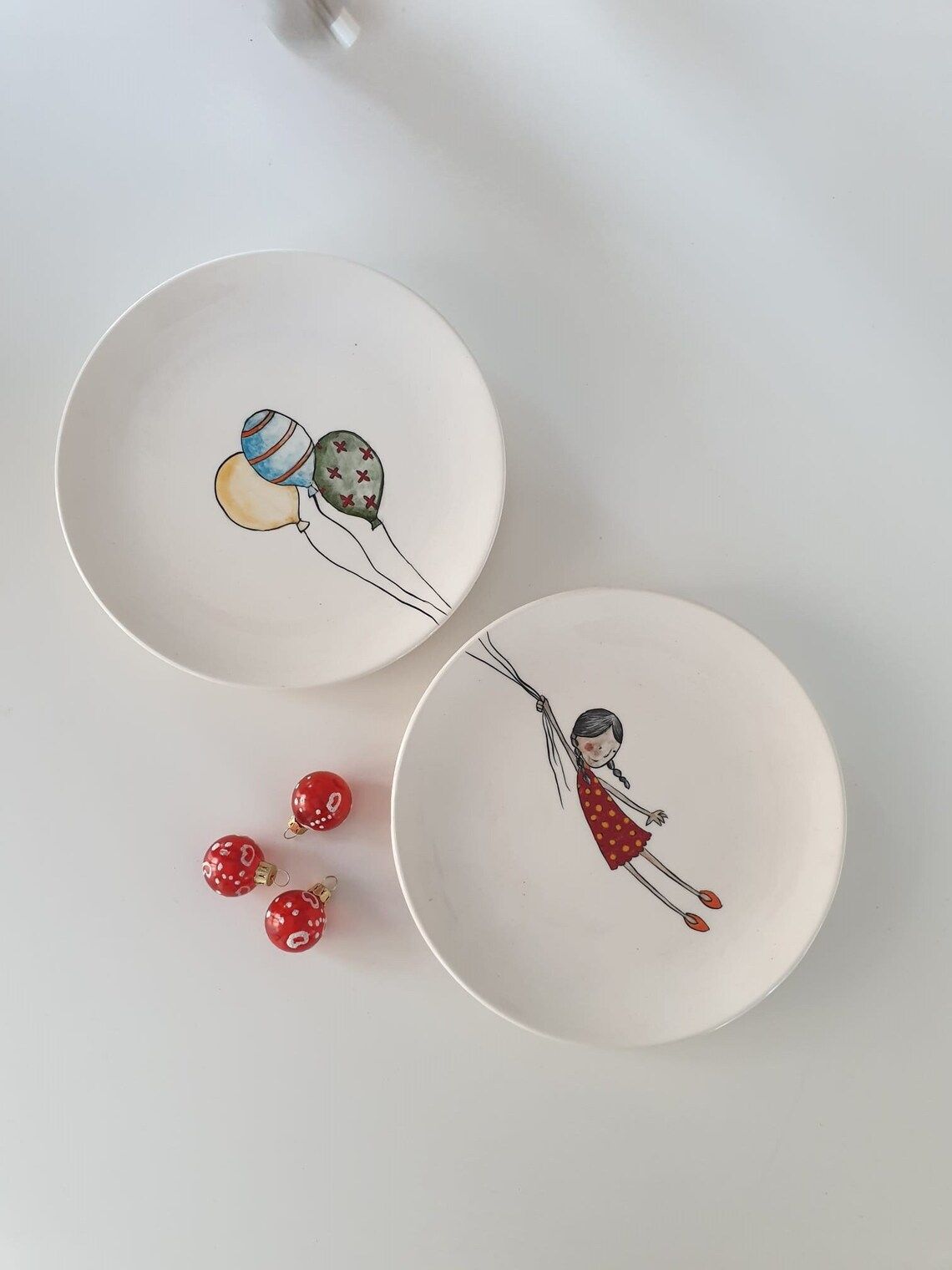 Los platos saltan a la pared para llenarla de vida y color.