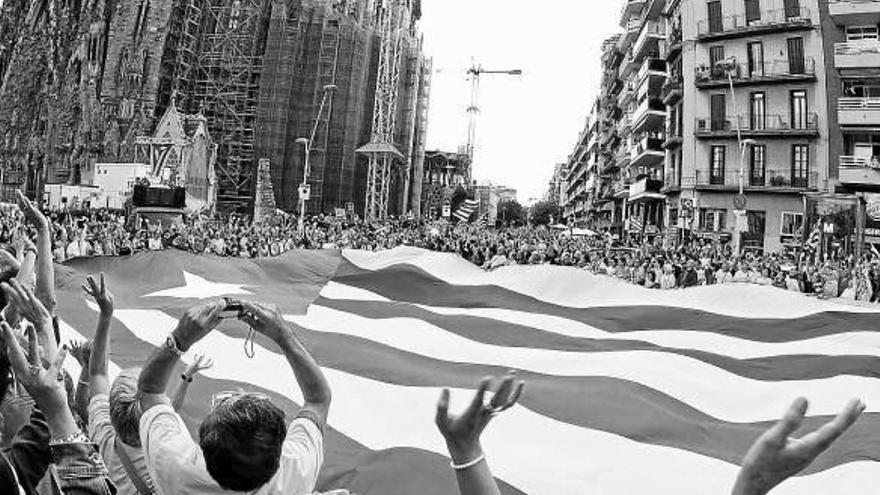Cientos de personas, en una manifestación por la independencia de Catalunya en Barcelona.